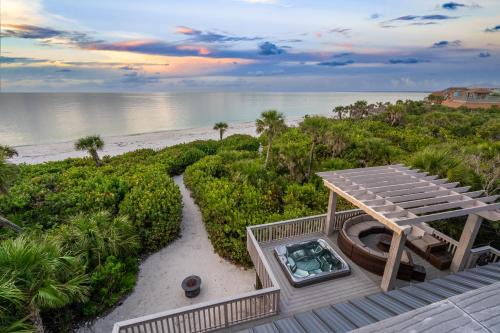 Safety Harbor Club House | Beachfront,V Private, 360 Views, Sunsets, Hottub