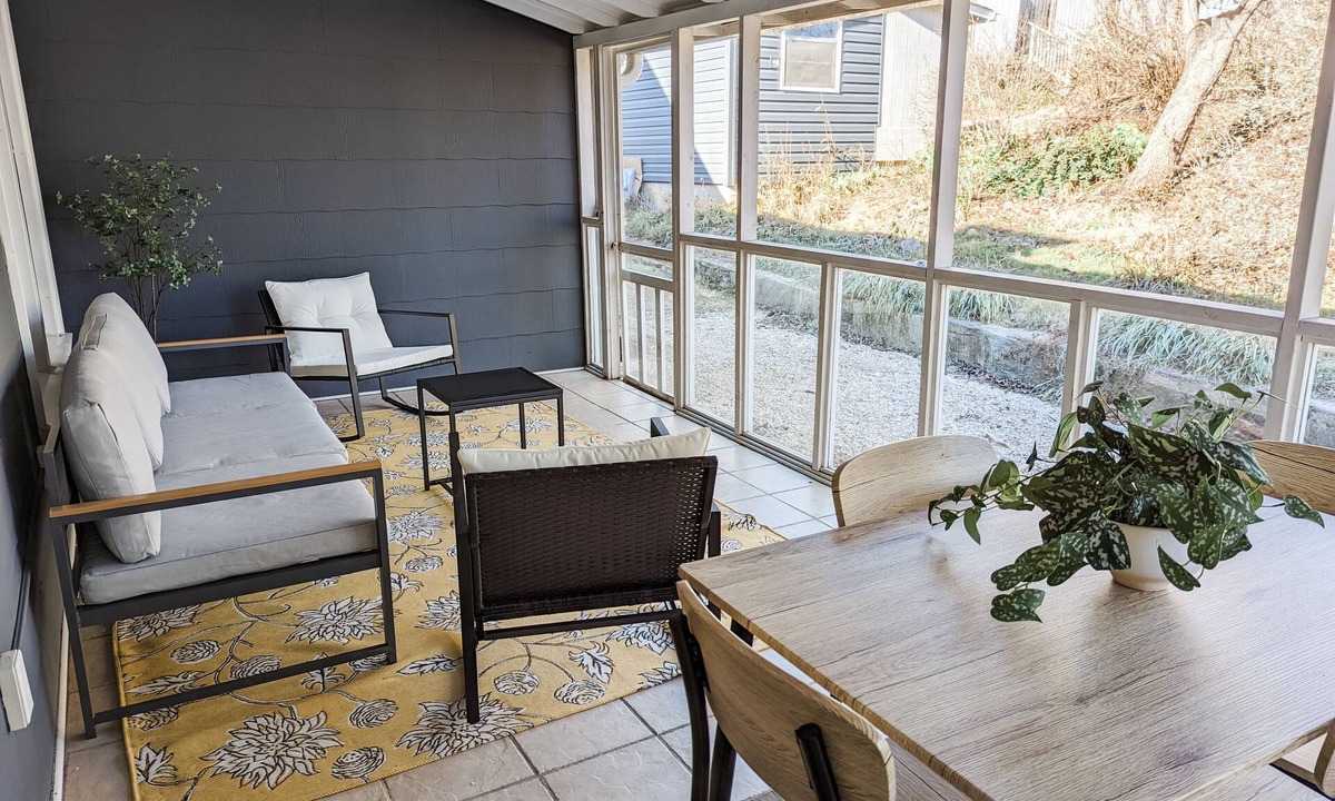 Marion House | Beautiful 2bd/2ba house in Downtown Marion minutes to Blueridge Pkwy/Lake James