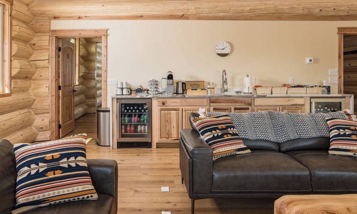 Glacier View Ski Chalet | Beautiful BRAND NEW 4 Bedroom Chalet at the Majestic Valley Wilderness Lodge