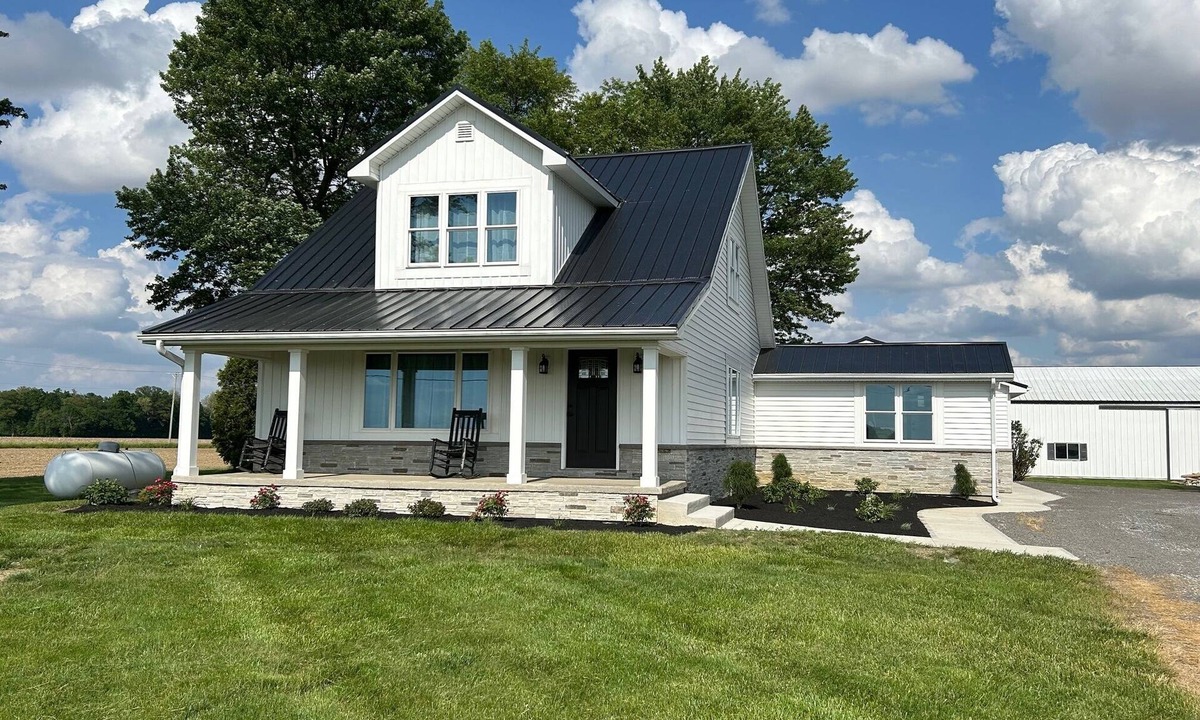 Pemberton House | Beautiful completely renovated farmhouse with all the modern amenities!