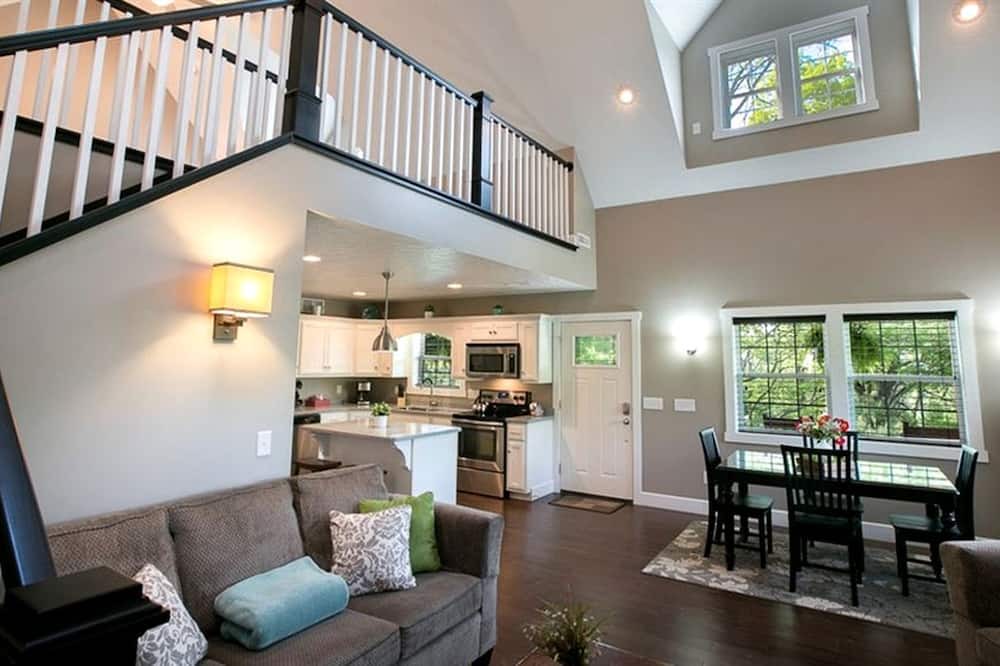 Sugarcreek Cabin | Beautiful Countryside Cabin with Hot-Tub and Pond Views in Ohio
