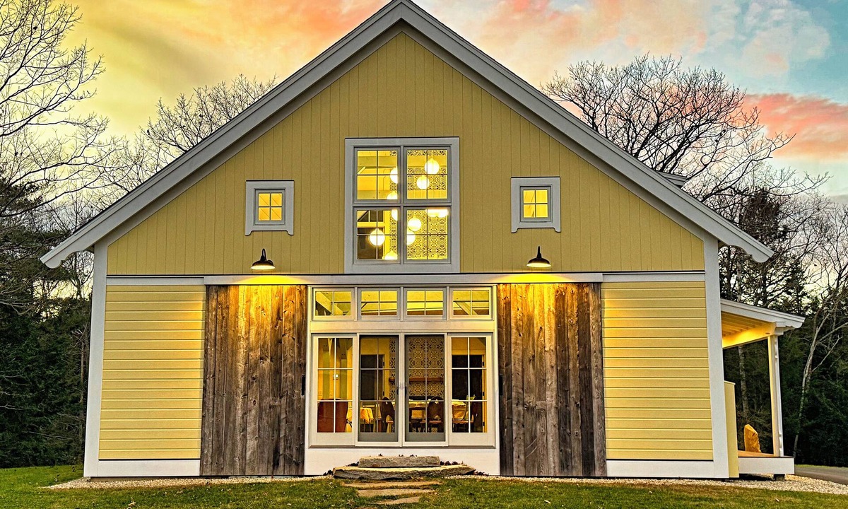 Freeport House | Beautiful farmhouse with hiking trails/kayaking. 5 minutes to town or ocean!
