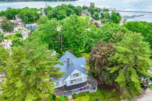 Wiscasset House | Beautiful home with Ping-Pong, fast WiFi & W/D - walk to dining
