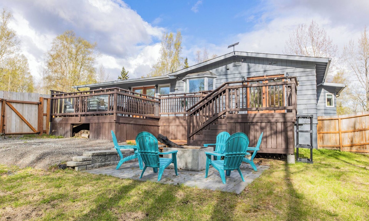 Huffman - O' Malley House | Beautiful South Anchorage 5-Bedroom House with Extra Large Deck and Patio