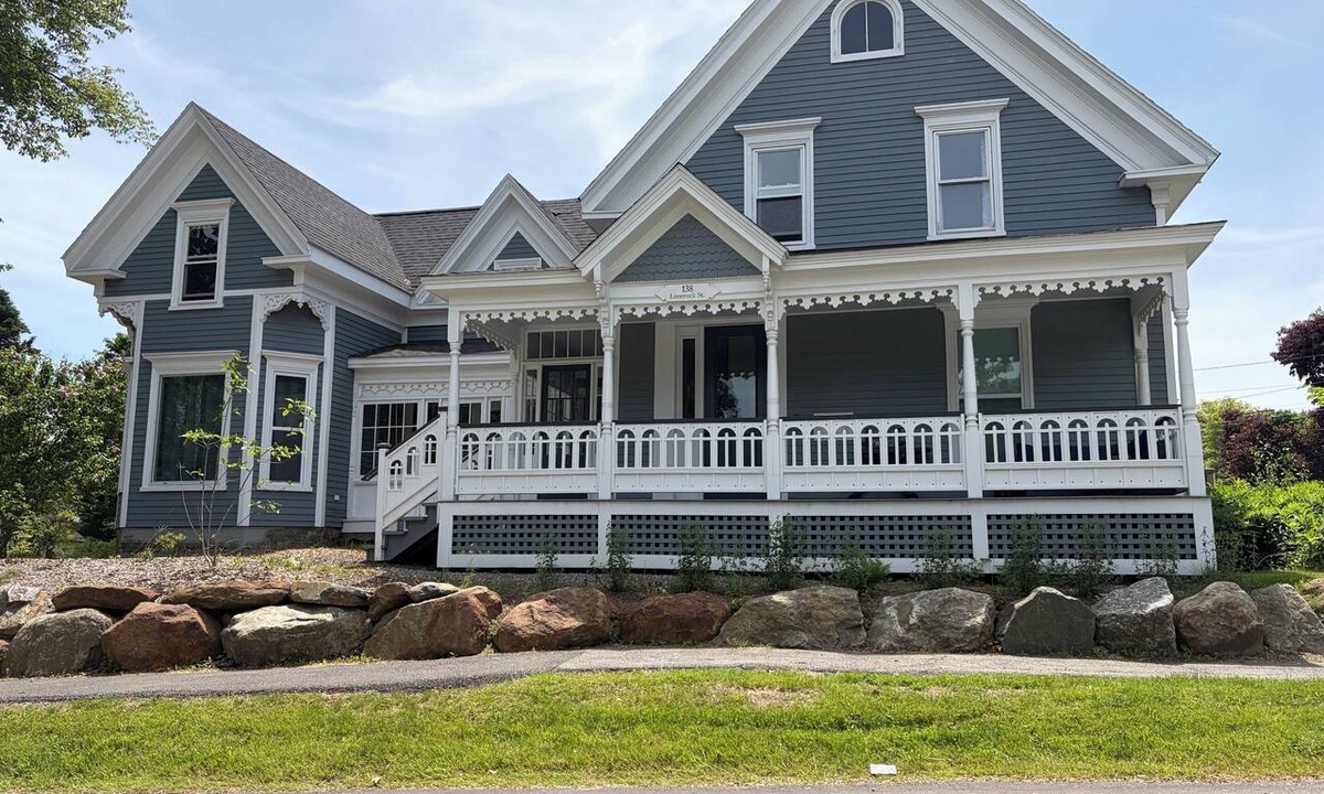 Rockland Condo | Beautiful well appointed upstairs condo in old Victorian