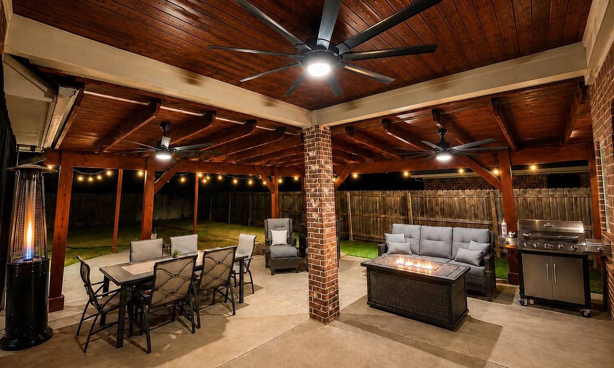 Wellborn House | Best Patio in BCS/4.1 mi to Kyle Field/82” TVs/Fire Pit/Nursery