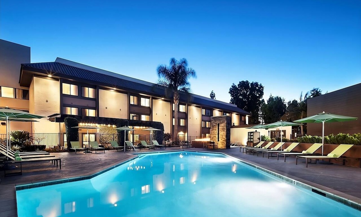 Milpitas Hotel | Best Value, Quality Stay! with Outdoor Pool, Close to Pinewood Park!