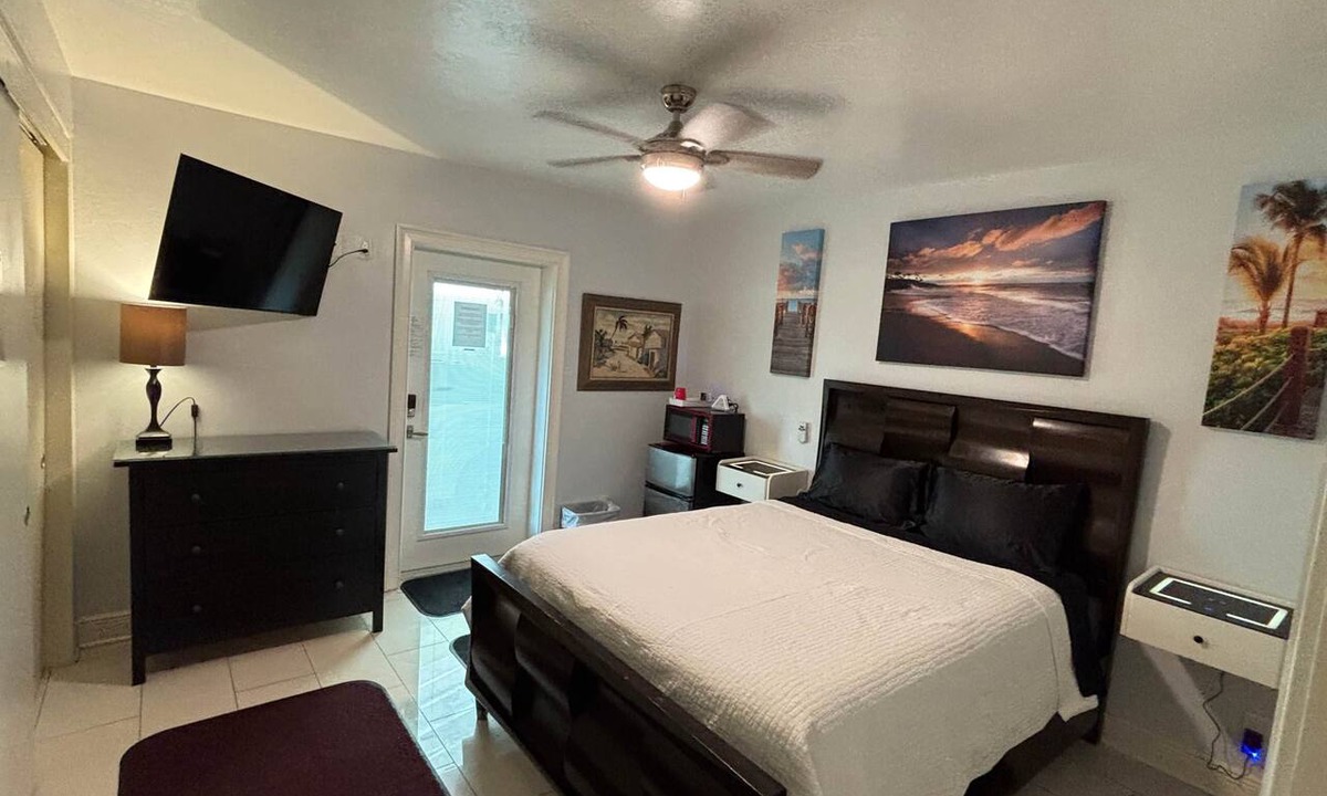 Wilton Manors House | Billy's Resort -Men only-Clothing optional-Fantasy Bungalow