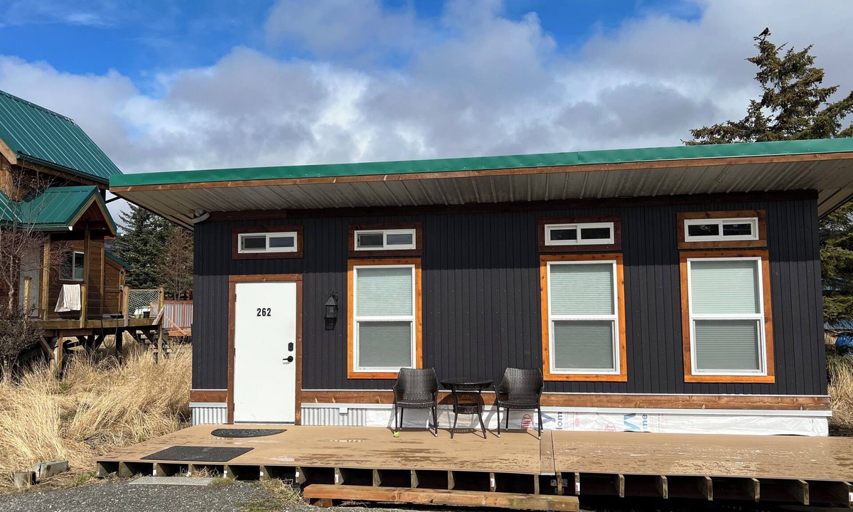Homer Cottage | Bird and Beach Guesthouse- beachfront studio cottage in Old Town Homer