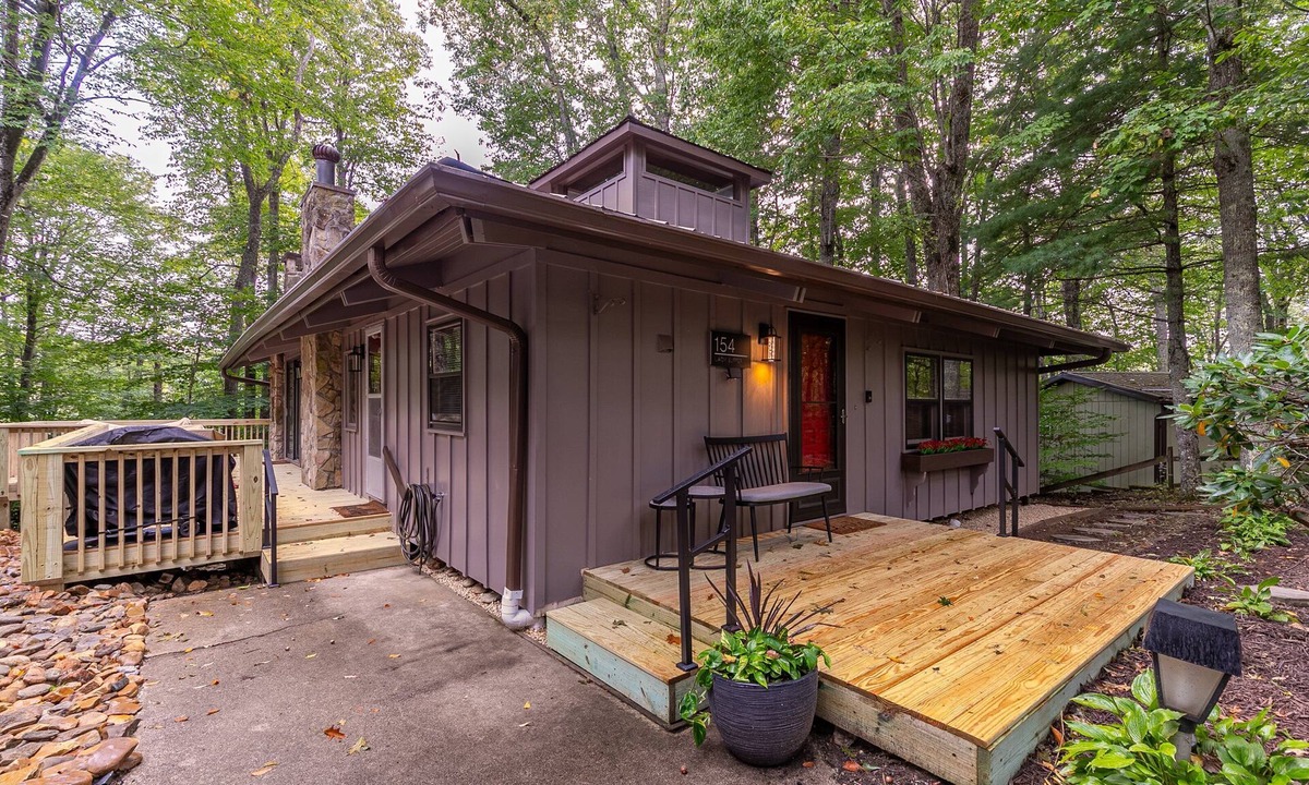 Newland Cabin | Blue Ridge Retreat at Linville Land Harbor - modern home, pet friendly