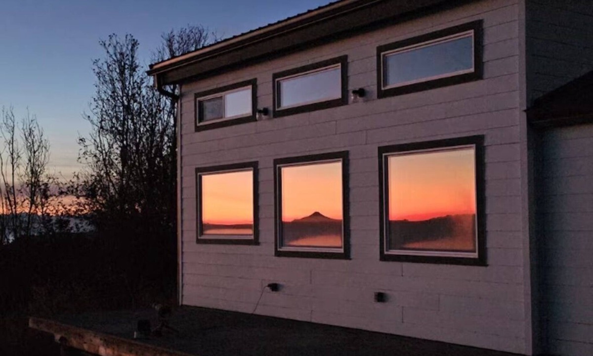 Homer Cottage | Bluff cottage with endless views, minutes away from tranquil Homer
