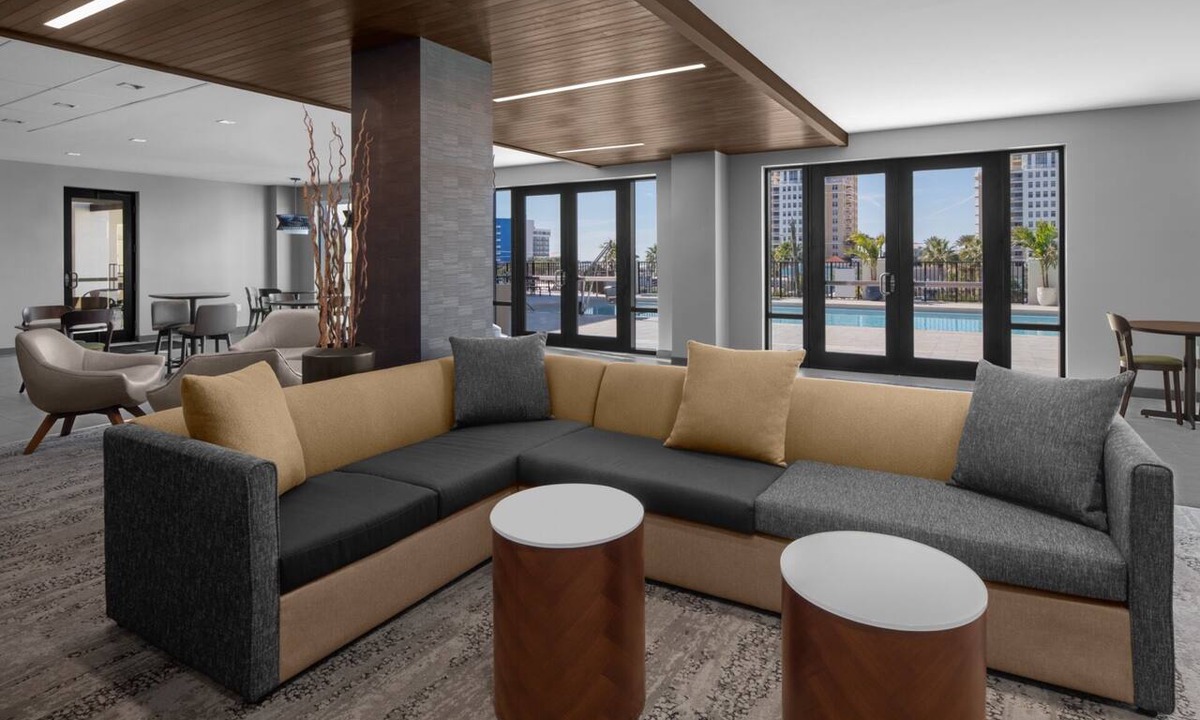 Clearwater Beach Hotel | Bright King Sofa Room | Pool, Bar, 0.1 mi from Clearwater Beach & Walk