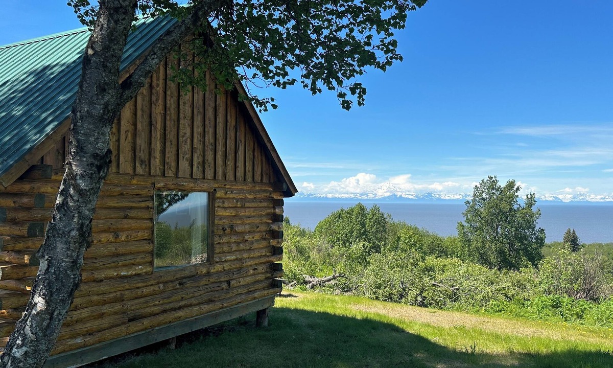 Ninilchik Cabin | Brown Bear Cabin on the Cook Inlet. Basecamp for all your Alaskan adventures!