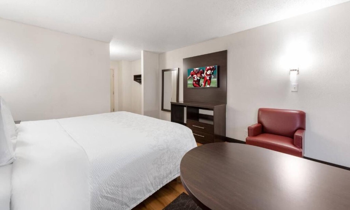 Crosswoods Hotel | Budget-Friendly & Practical Room Near Polaris Fashion Place + Pet-Friendly Space