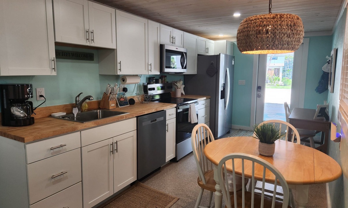 Mid Island Apartment | Casa Tranquilo Bungalow.150 steps to beach! Perfect mid-island location!