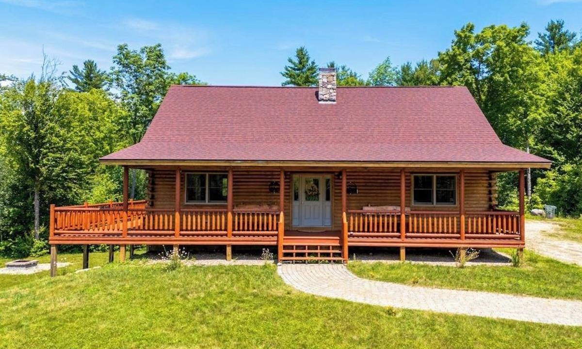 Rumford Center House | Cedar log home w/large deck, game room, views & skiing nearby