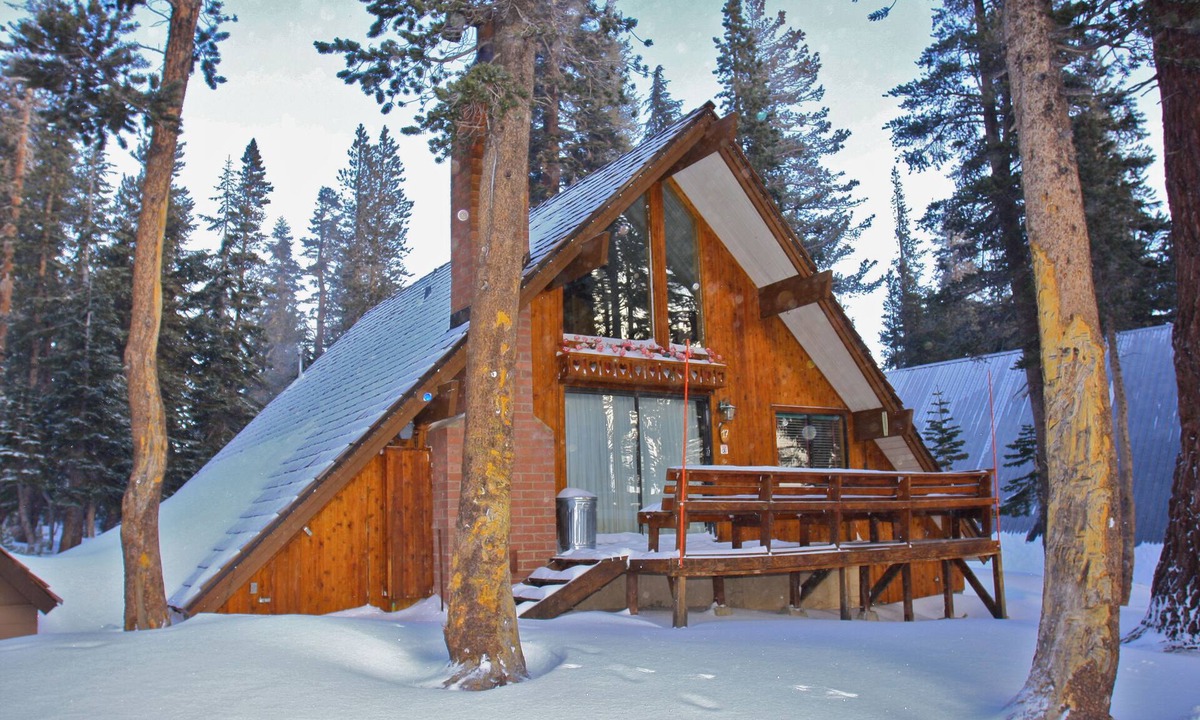 Mammoth Lakes Ski Chalet | Chalet #17, Charming Ski in/Ski Out Steps to the