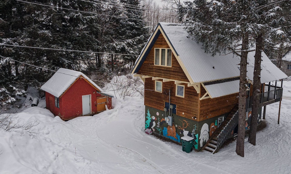 Alyeska House | Chalet Gallery - Enjoy Two Units with this Chalet in the Heart of Alyeska - Walk almost anywhere!