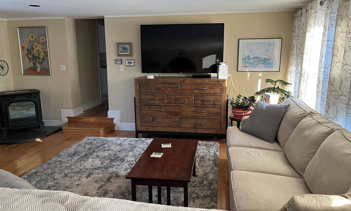 Houlton Apartment | Charming 2-bedroom apartment with very fast WiFi, AC, full deck and bbq grill