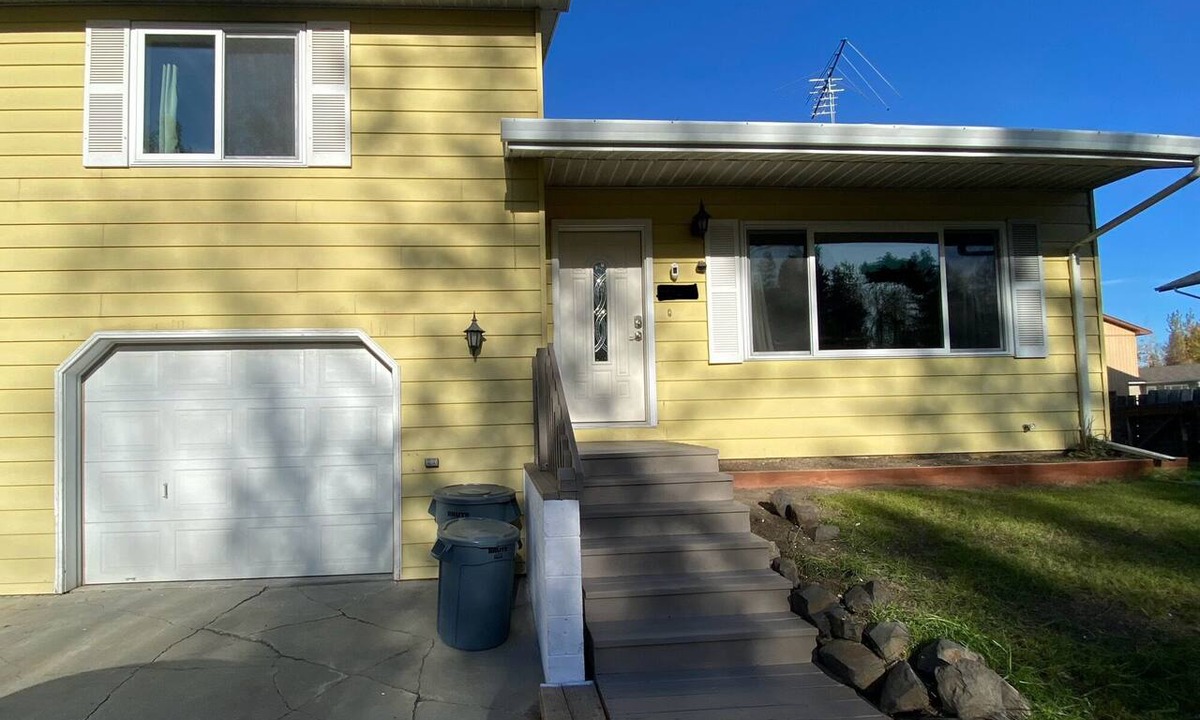 Fairbanks House | Charming 2-bedroom townhouse in lovely Fairbanks with Wi-Fi and Heated Garage