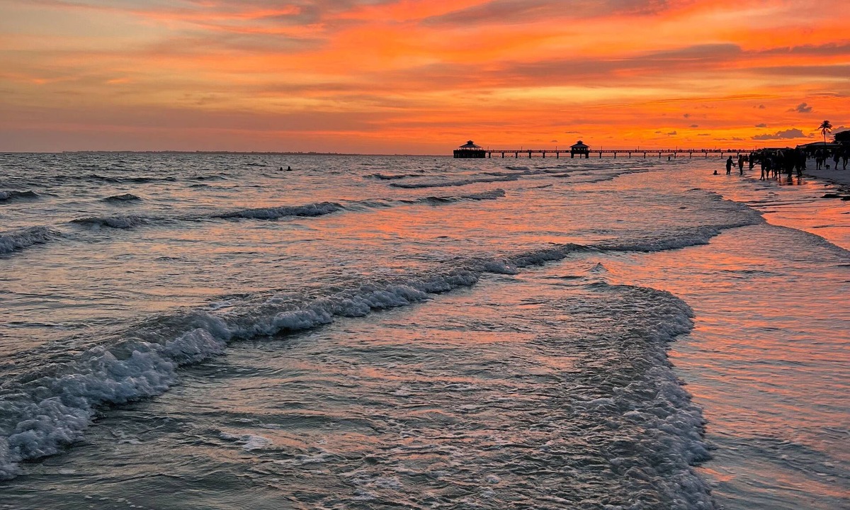 Mid Island Condo | Charming 2b-2b condo in beautiful Fort Myers Beach- 10 min walk to the beach .