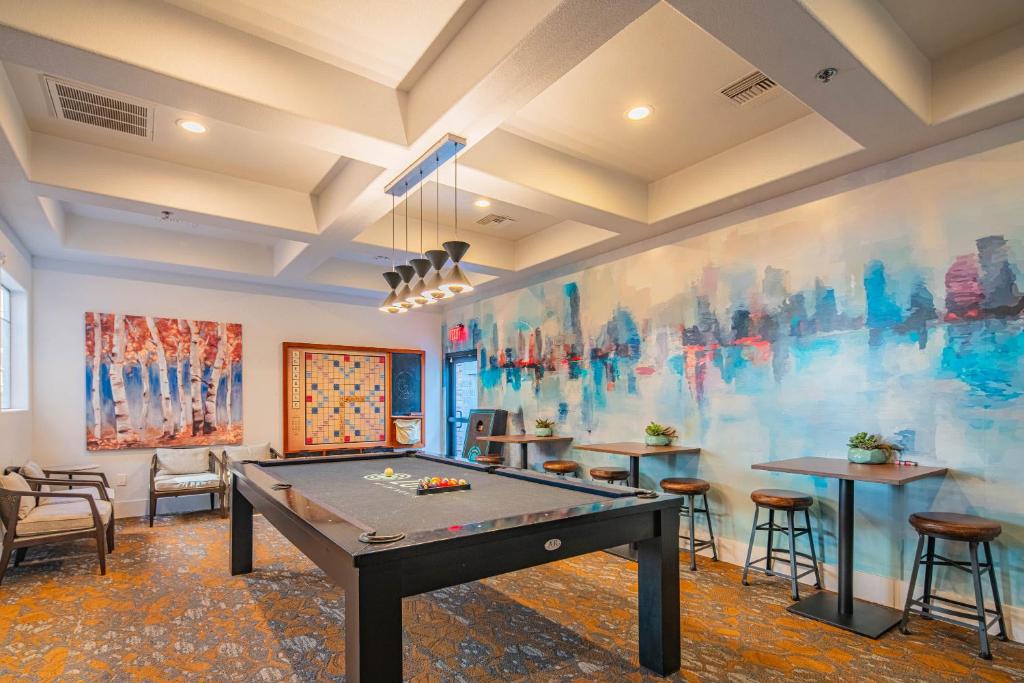 Glendale Sports and Entertainment District Apartment | Charming 2B King Bed with Pool Hot Tub, Gym, Parking