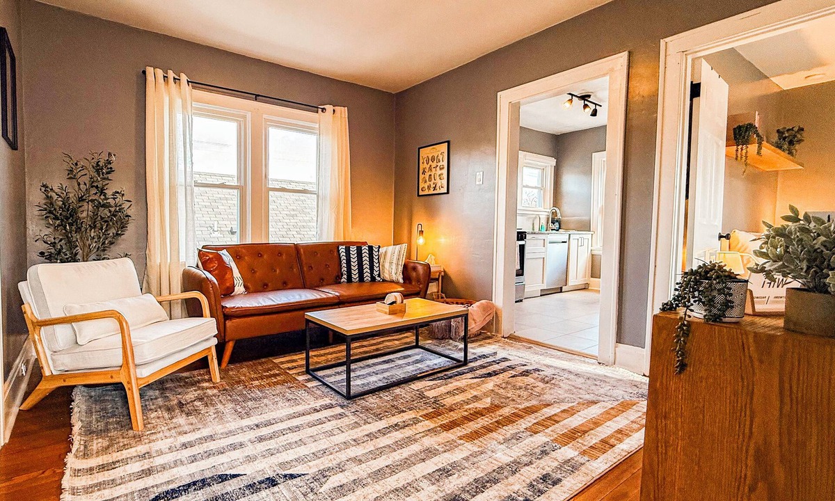 Fairfax Apartment | Charming 2BR Apt Close to Historic Mariemont, 15 Minutes from Cincy Downtown