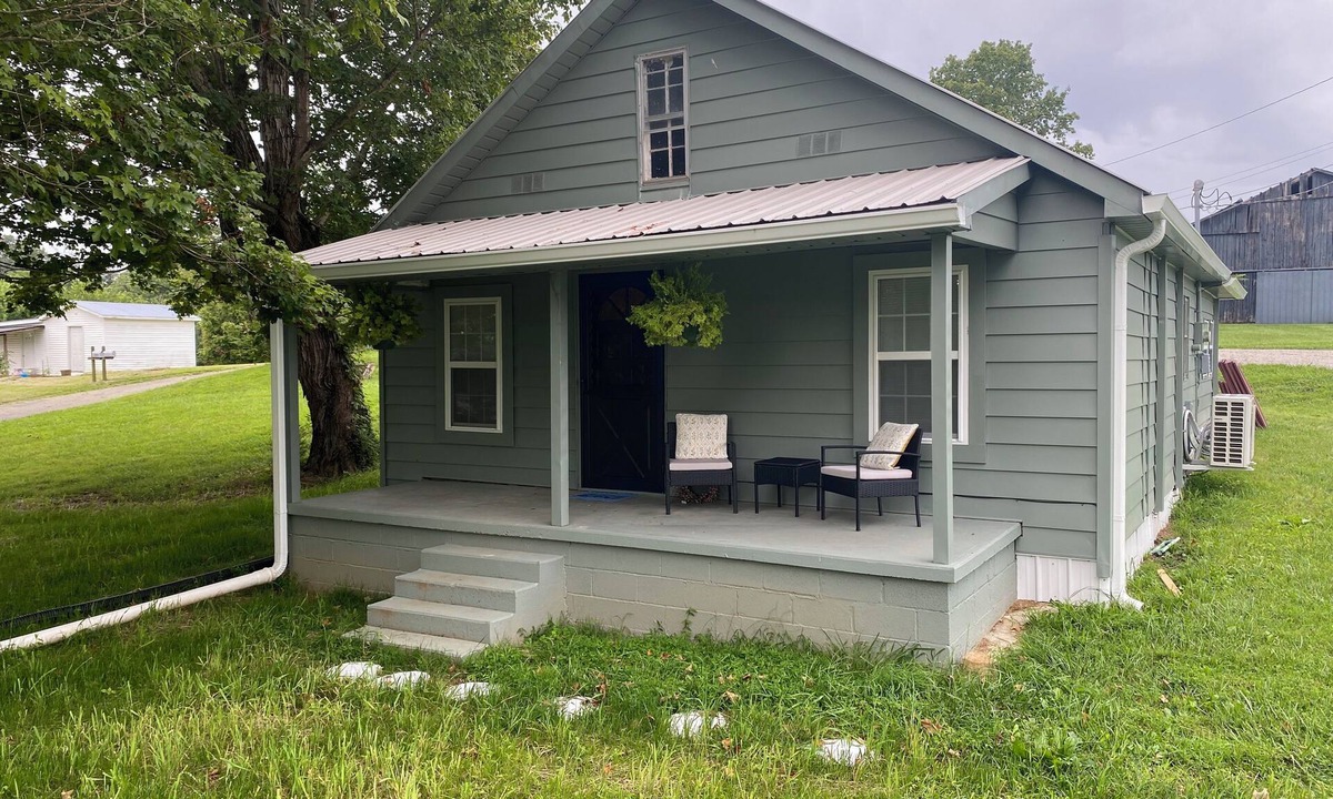 Albany House | Charming 3-bedroom house with WiFi, AC just 2 miles from Dale Hallow lake