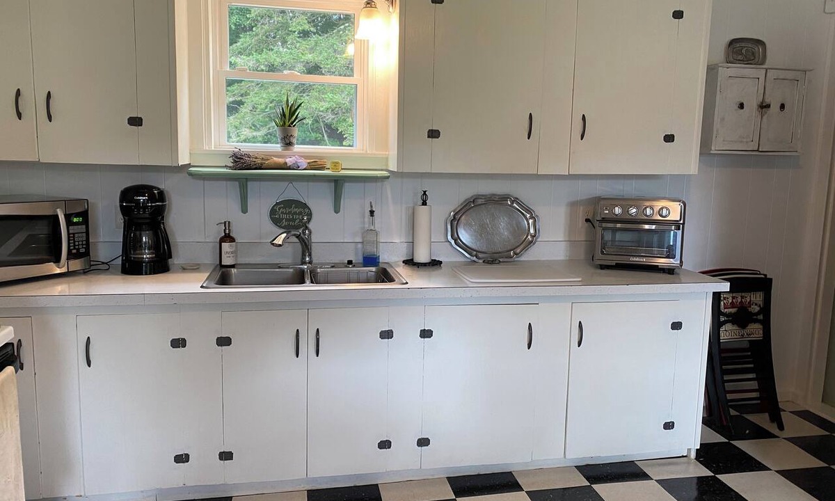 Sangerville House | Charming 3-bedroom farmhouse in peaceful Sangerville countryside