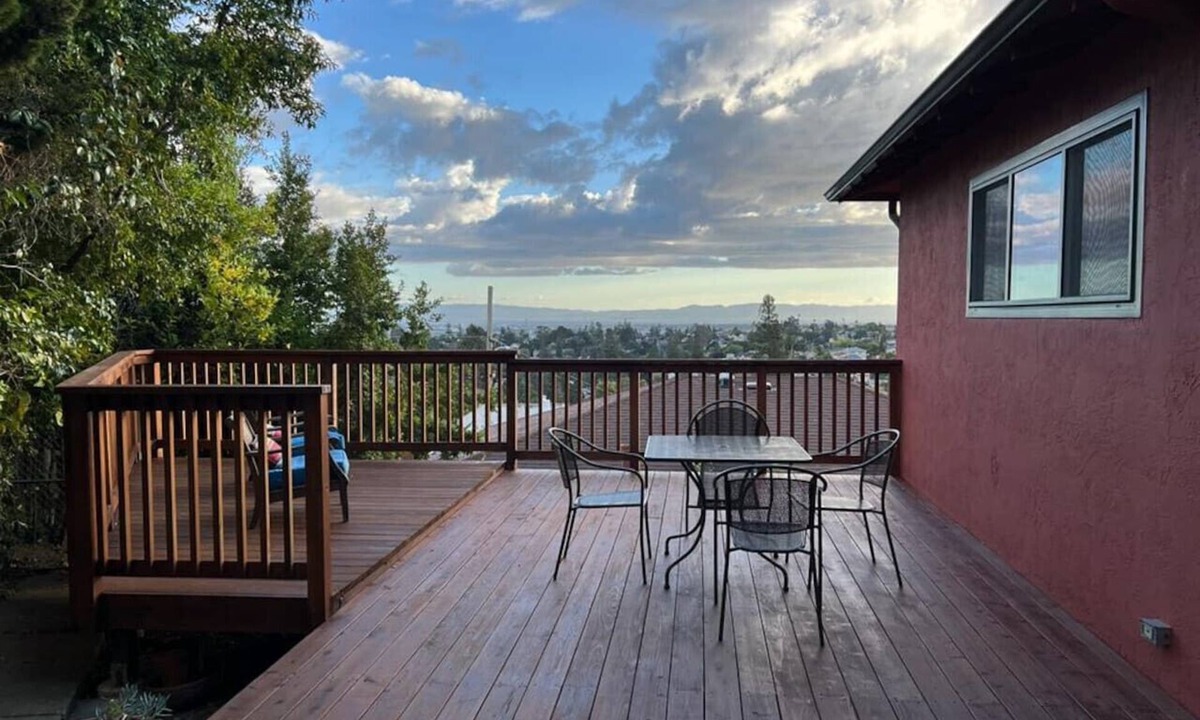 Redwood Heights House | Charming 3 BR Home Near Redwood Park w/Bay Views