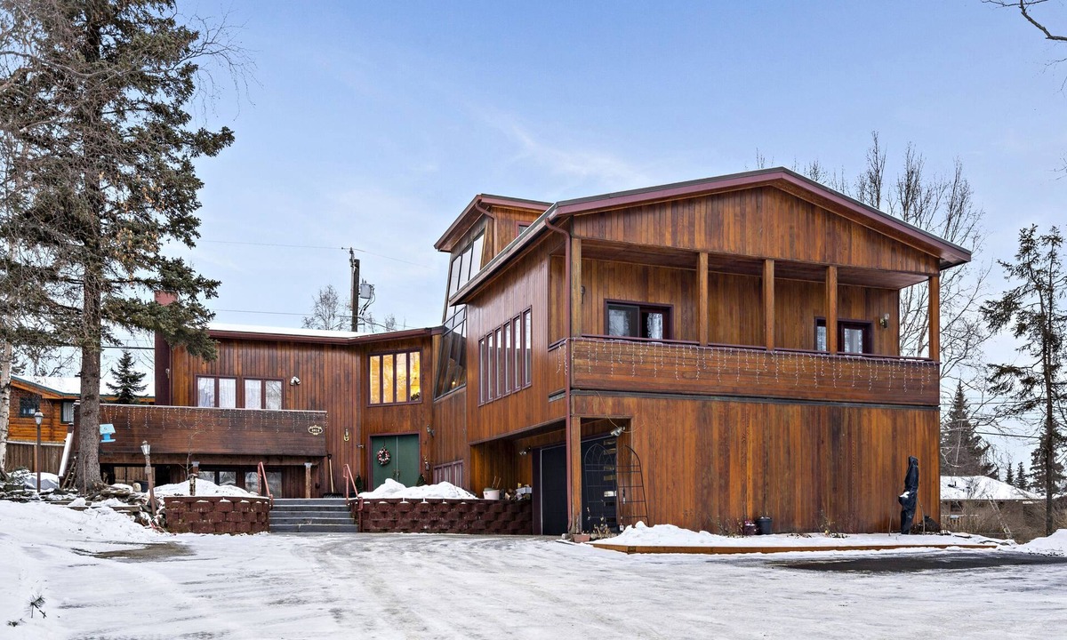 Spenard House | Charming 5-bdrm w/6beds, 4 bathrooms, house in Anchorage. Lots of parking, WIFI