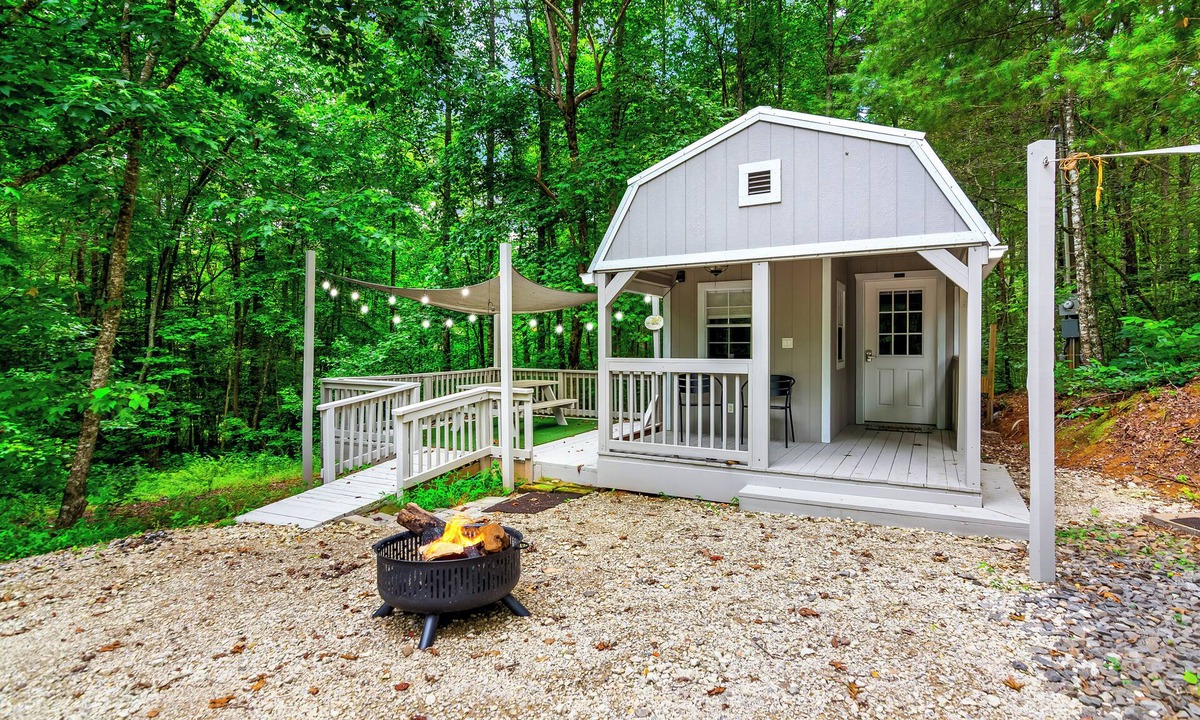 Ellijay House | Charming bungalow Tiny Home, Fire pit, Close to town, Dog Friendly, Mountain Air