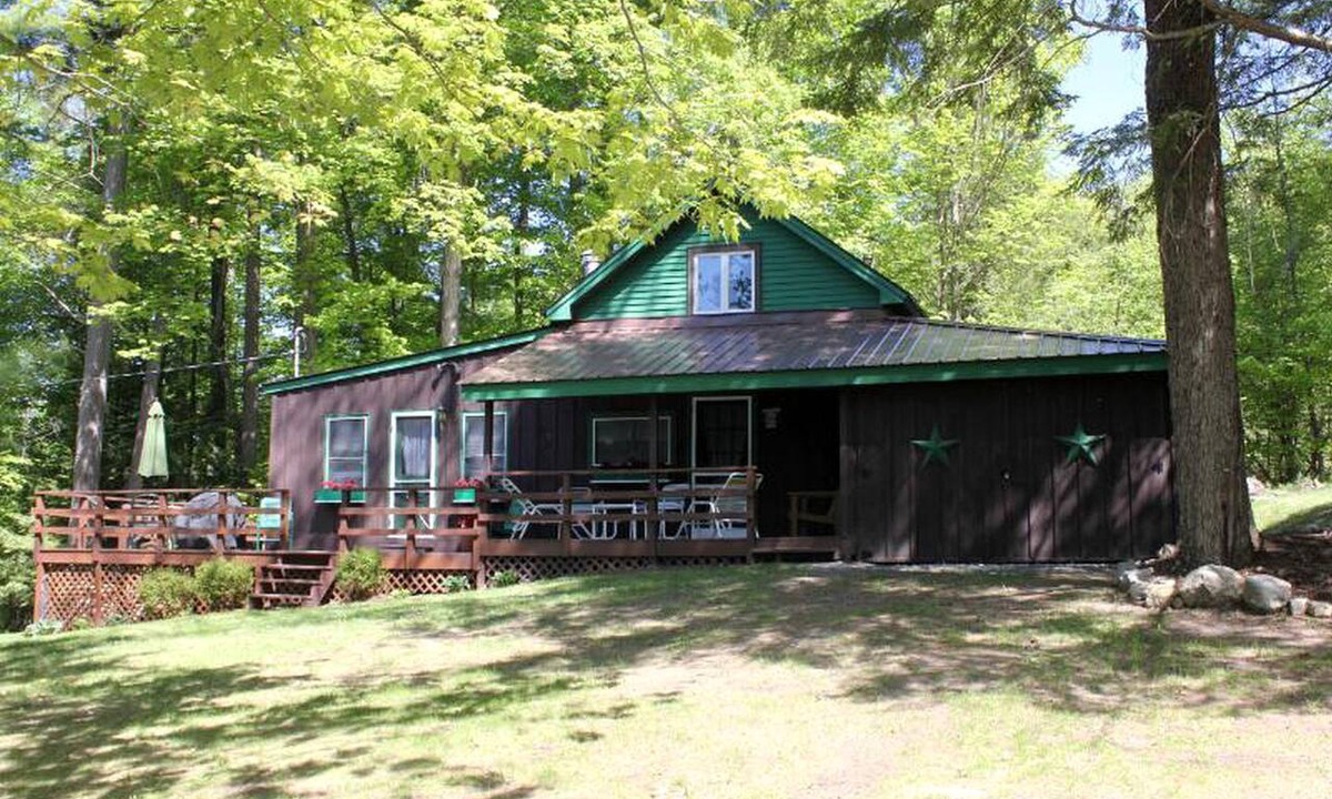 Glenburnie Cabin | Charming Cabin Rental with Private Beach Access on Lake George in New York