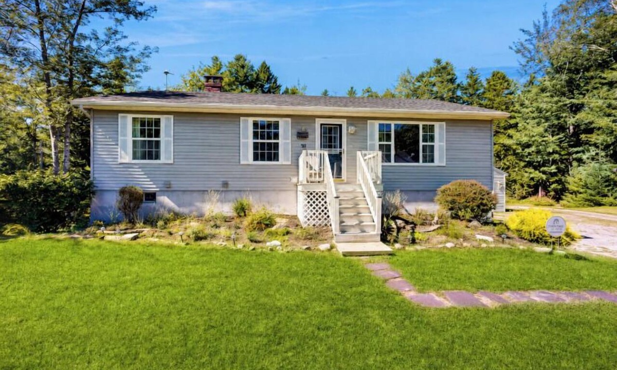 Five Islands House | Charming cottage near the beach with balcony, deck, grill, fireplace - dogs OK