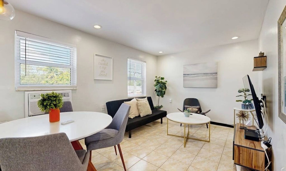 Parkside House | Charming duplex with enclosed yard, fast WiFi, full kitchen, & W/D