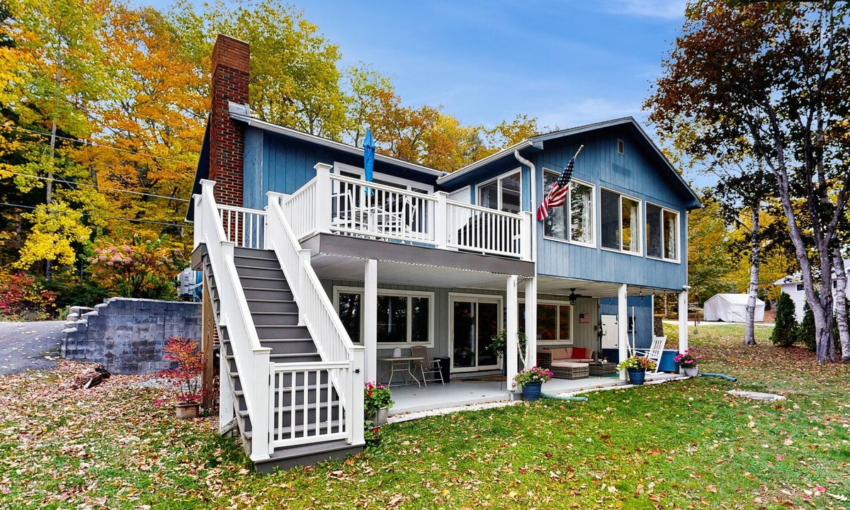 Monmouth House | Charming Four-Season Lakehouse with Scenic Views and Activities for All Ages