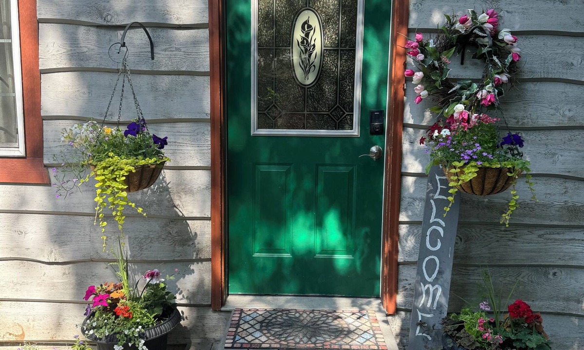 North Star House | Charming little home near downtown Anchorage