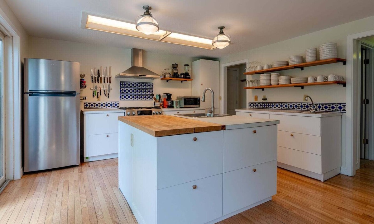 Wakefield-Peacedale House | Charming Matunuck Artist Retreat | Private Yard, Screened Porch & Pet-Friendly Beach Getaway