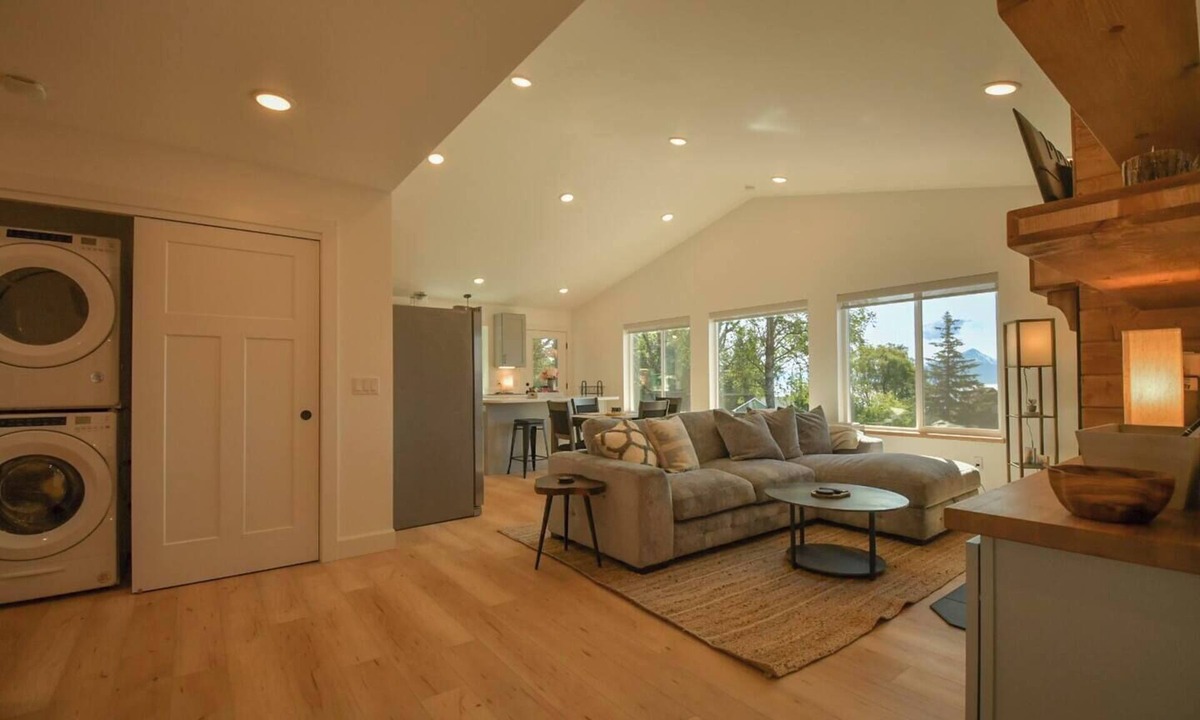 Homer House | Charming Retreat Mountain/Bay Views Cozy Fireplace