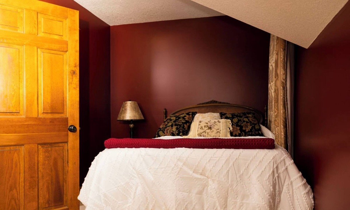 Shepherd Apartment | Charming Upper Level 3-bedroom apartment in lovely Shepherd