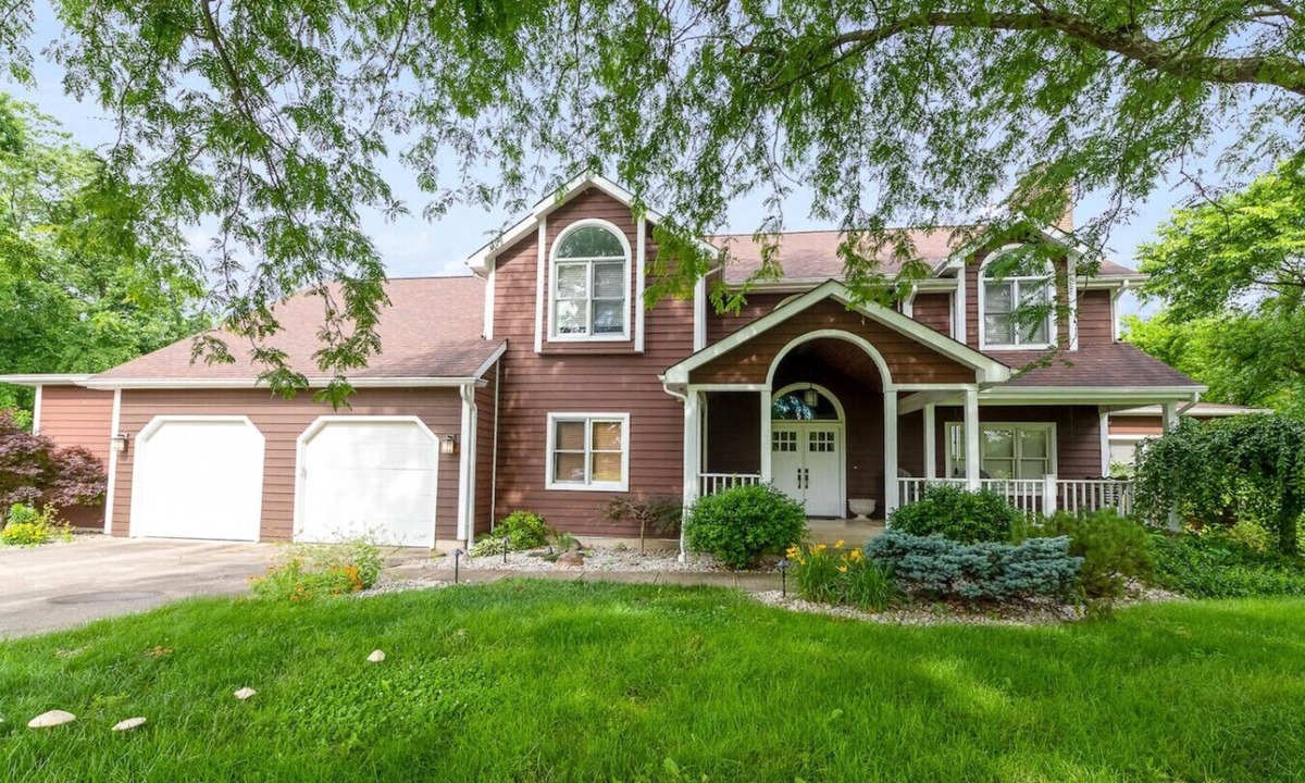 Otterbien Home Villa | Cheerful 6-Bedroom Villa with fishing pond.