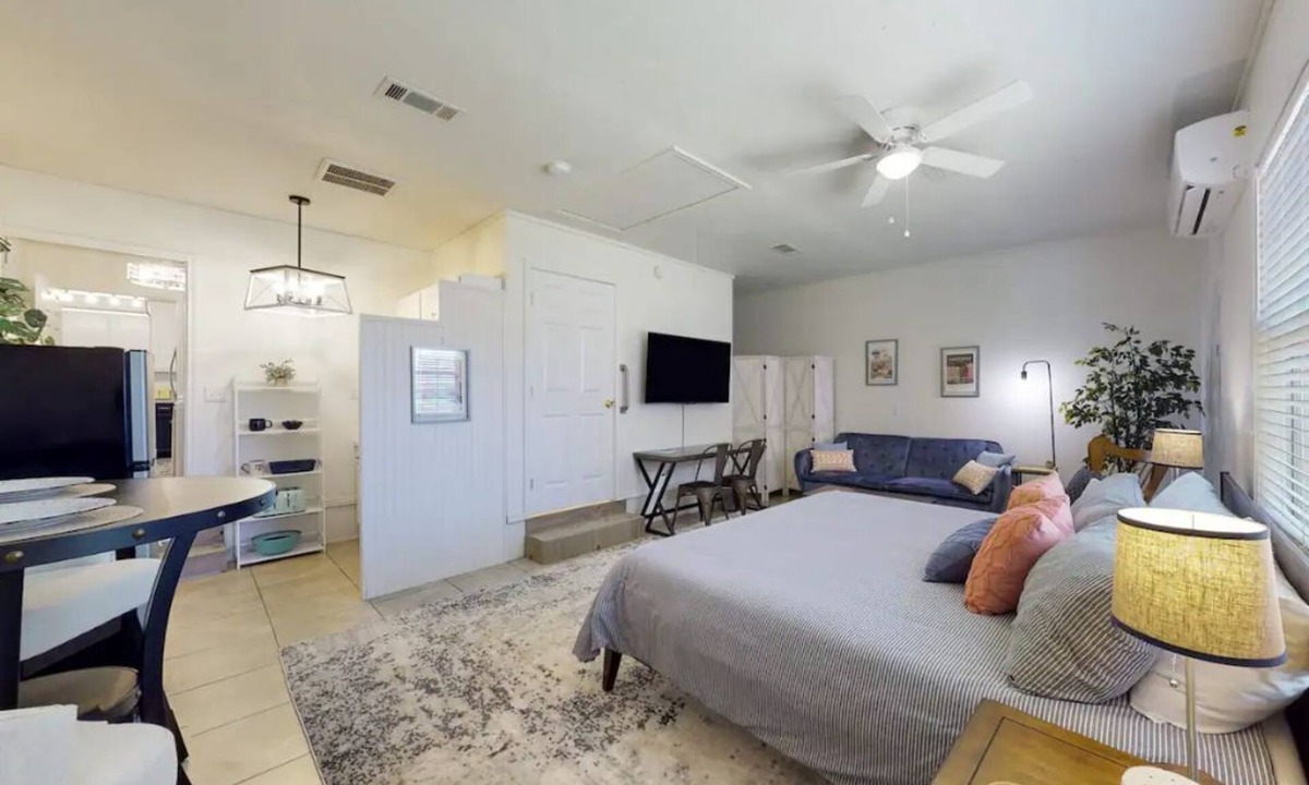 Shirewood Apartment | Cheerful & Charming Studio Apartment ~ 4 miles to Texas A&M and Expo Center