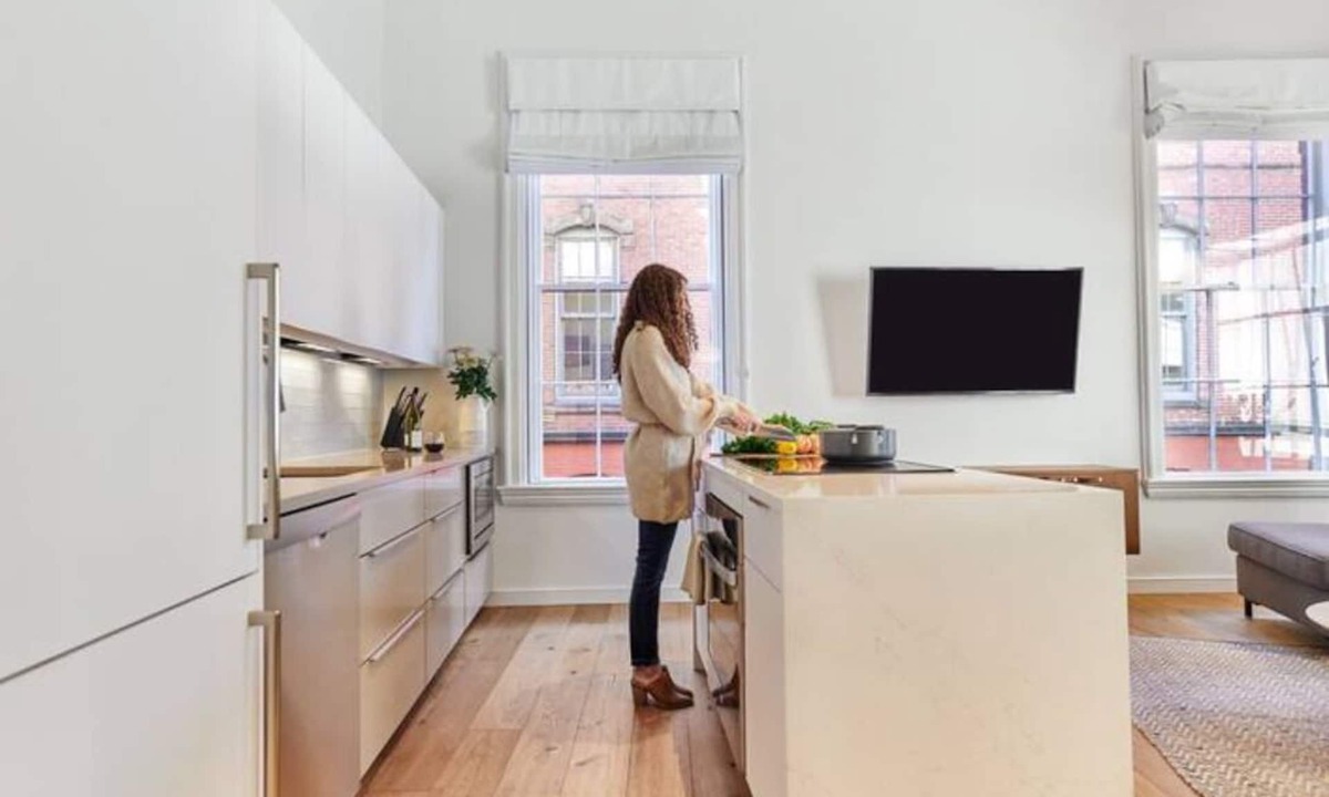 Old Port Apartment | Chef's Dream Kitchen in Downtown 2 Bedroom Loft