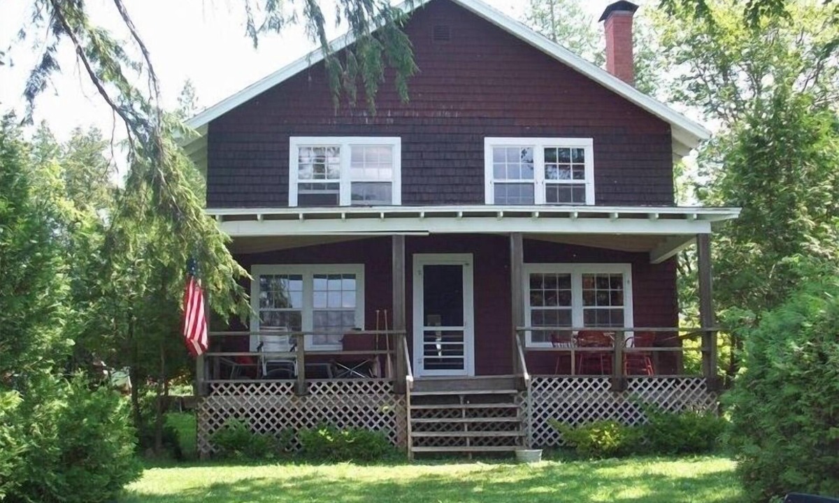 Greensboro Cottage | Classic 5BR Caspian Lakeshore Cottage Sandy Beach, Near Town