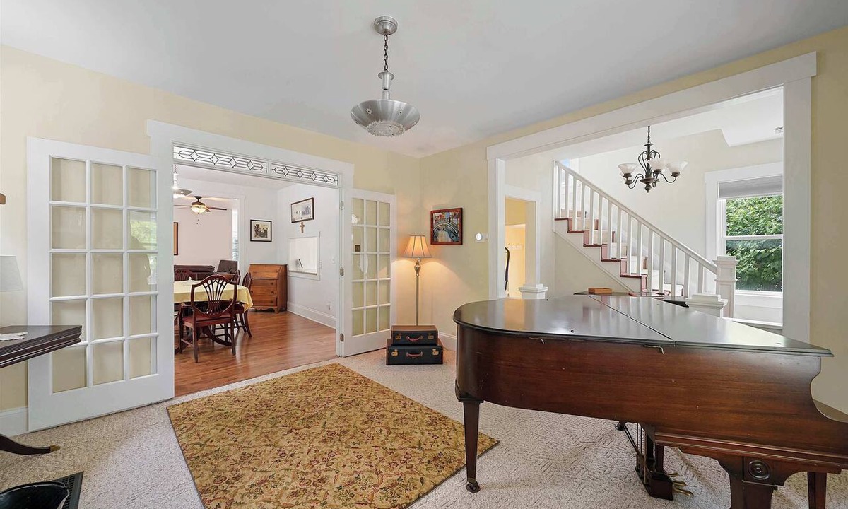 Grandview Heights House | Classic Charm on Ashland For 8