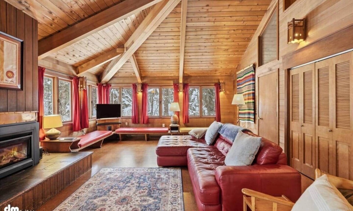 Alyeska House | Classic Ski Cabin Walk to Skiing and Restaurants