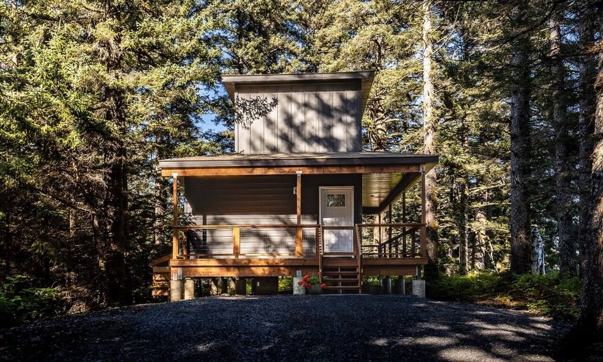 Chiniak Cottage | Cliffside Cottage – Stunning Ocean Views at Friends by the Ocean