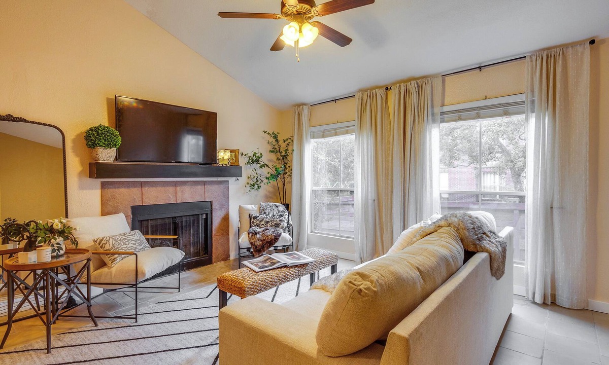 College Station House | College Station Gem w/Pool Access Near University