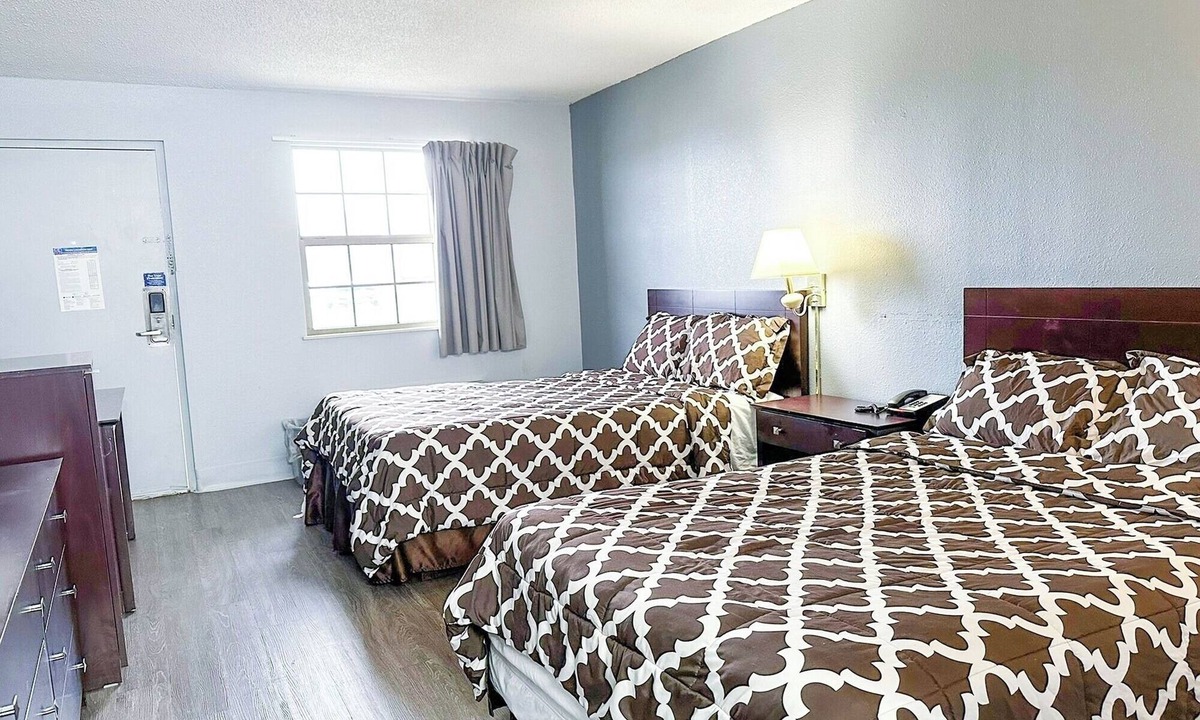 Madisonville Hotel | Comfortable 2 Units with 2 Full Beds for Families Near Local Parks