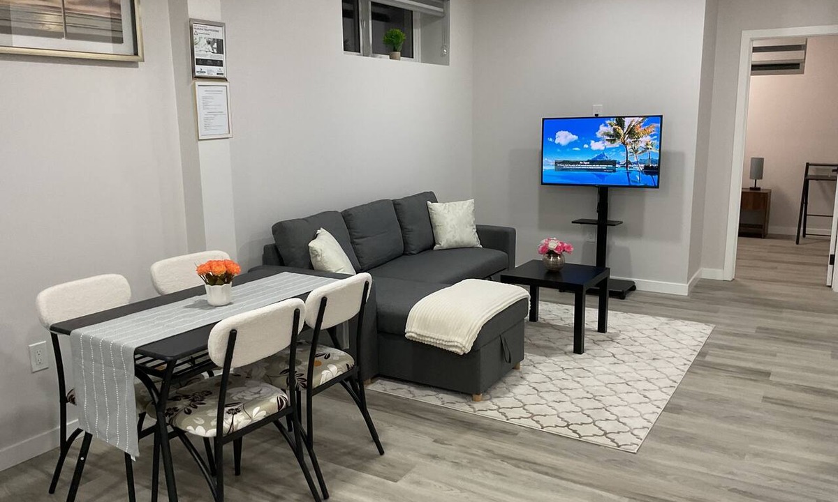 Transcona House | Comfortable modern basement suite